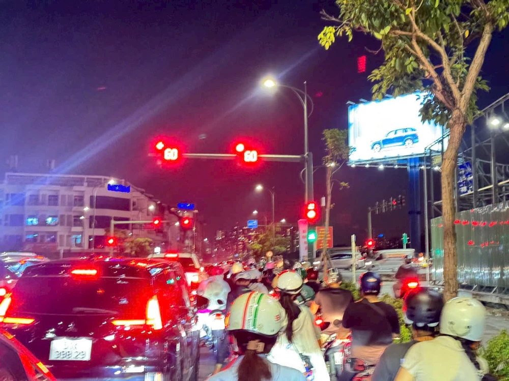 TP.HCM xuất hiện biển báo 'chú ý nhường đường cho xe rẽ phải'