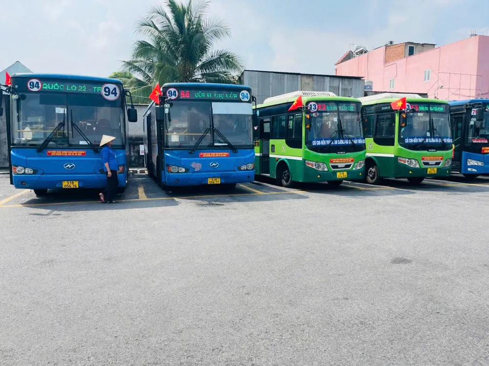 Nhiều đơn vị đã đồng loạt hưởng ứng treo cờ Tổ quốc. Ảnh: ĐT xe-buyt-tp.hcm-4.jpg