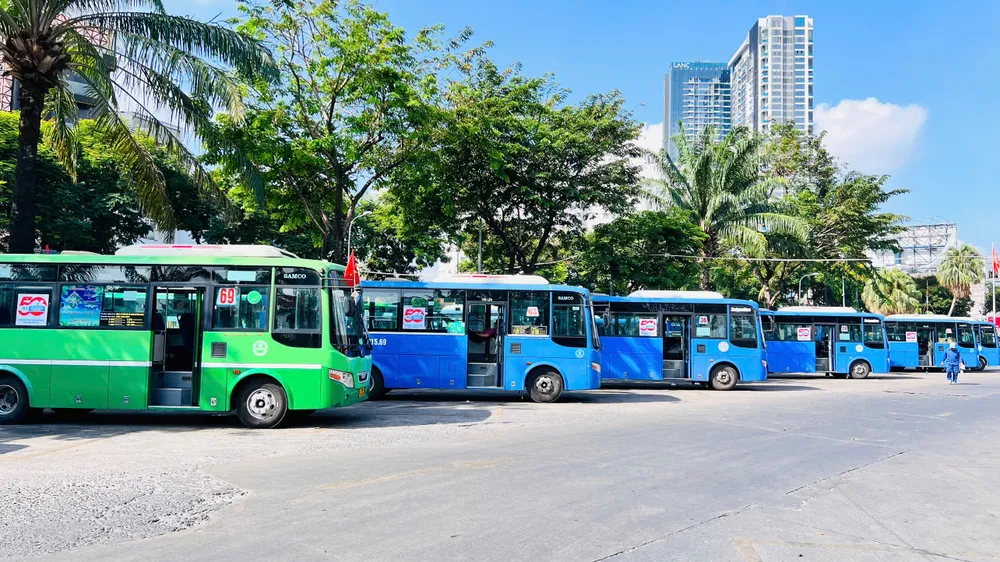 Xe buýt TP.HCM đồng loạt treo cờ Tổ quốc chào mừng Lễ 30-4. Ảnh: ĐT Xe buýt TP.HCM đồng loạt treo cờ tổ quốc chào mừng Lễ 30-4