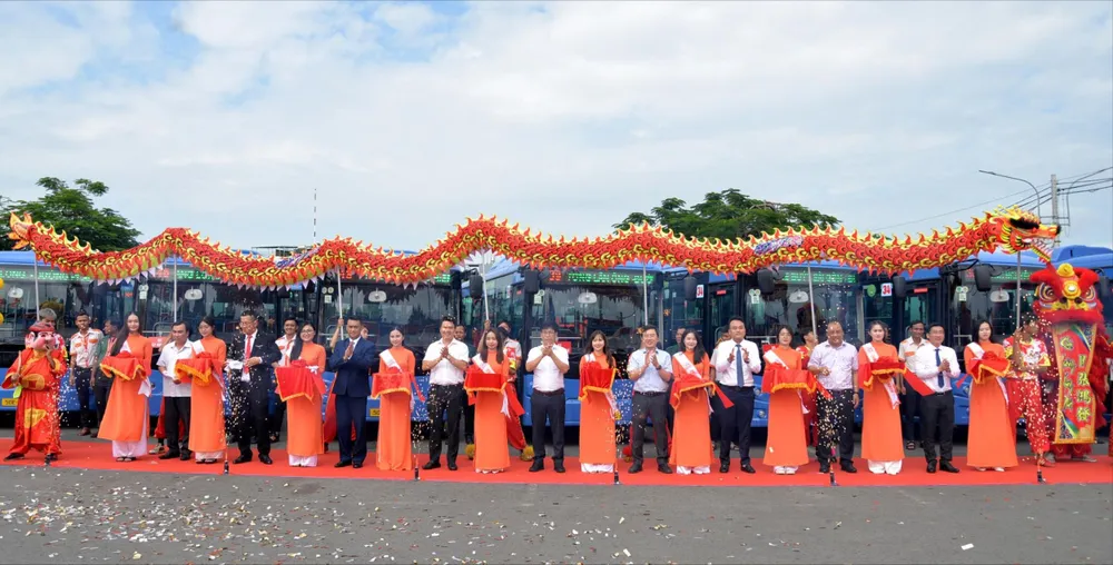 TP.HCM khai trương 35 tuyến xe buýt thân thiện với môi trường. Ảnh: ĐT khai trương 35 tuyến xe buýt điện
