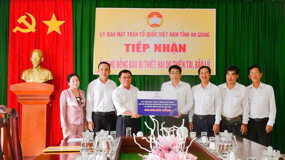 EVNSPC đóng góp gần 10 tỉ đồng ủng hộ đồng bào khắc phục hậu quả bão lũ và nhân dân Cuba