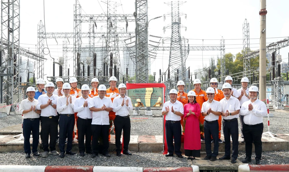 Gắn biển công trình tại Trạm biến áp 110/22kV Phú Mỹ Hưng.