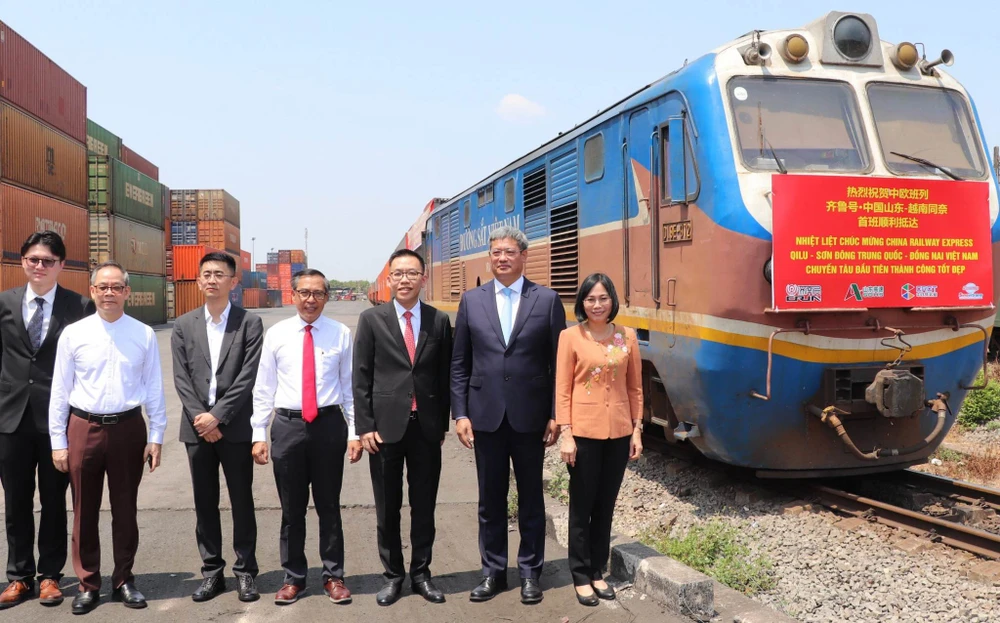 Chuyến tàu sắt vận chuyển hàng hóa đầu tiên đến ga Trảng Bom nhằm thúc đẩy hơn nữa hợp tác vận tải đường sắt Việt-Trung. Ảnh: V.H