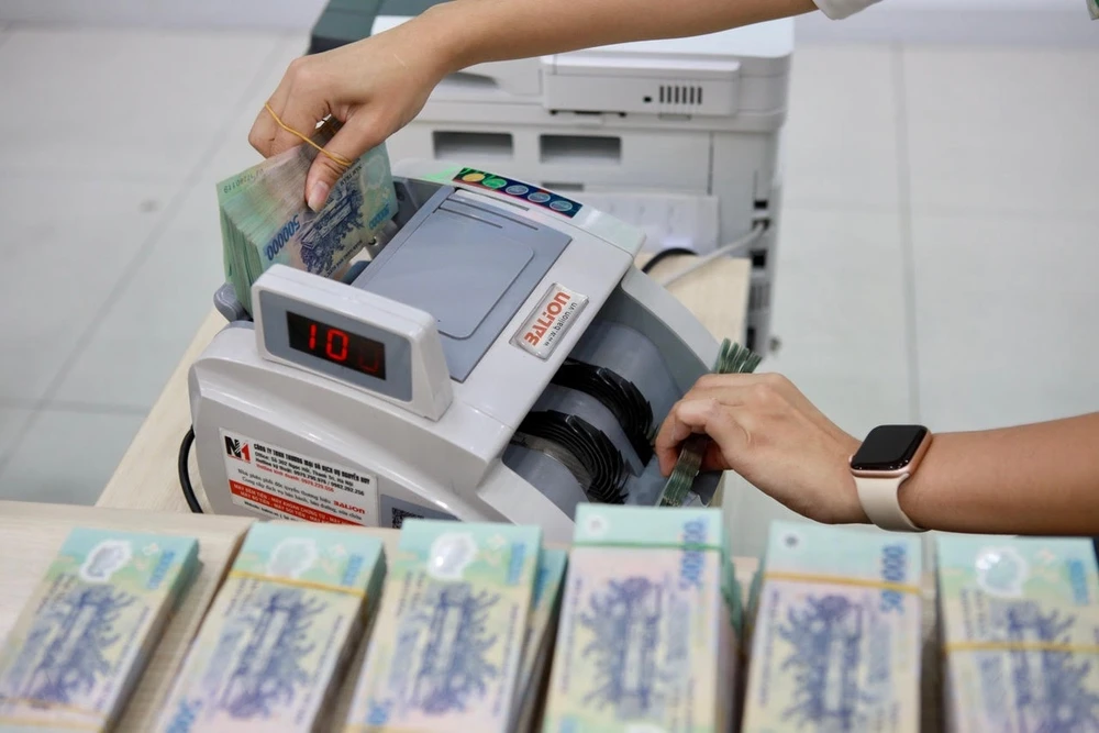 Các ngân hàng đồng loạt hạ lãi suất sau quyết định điều chỉnh mức lãi suất lần thứ 4 của NHNN. Ảnh minh hoạ