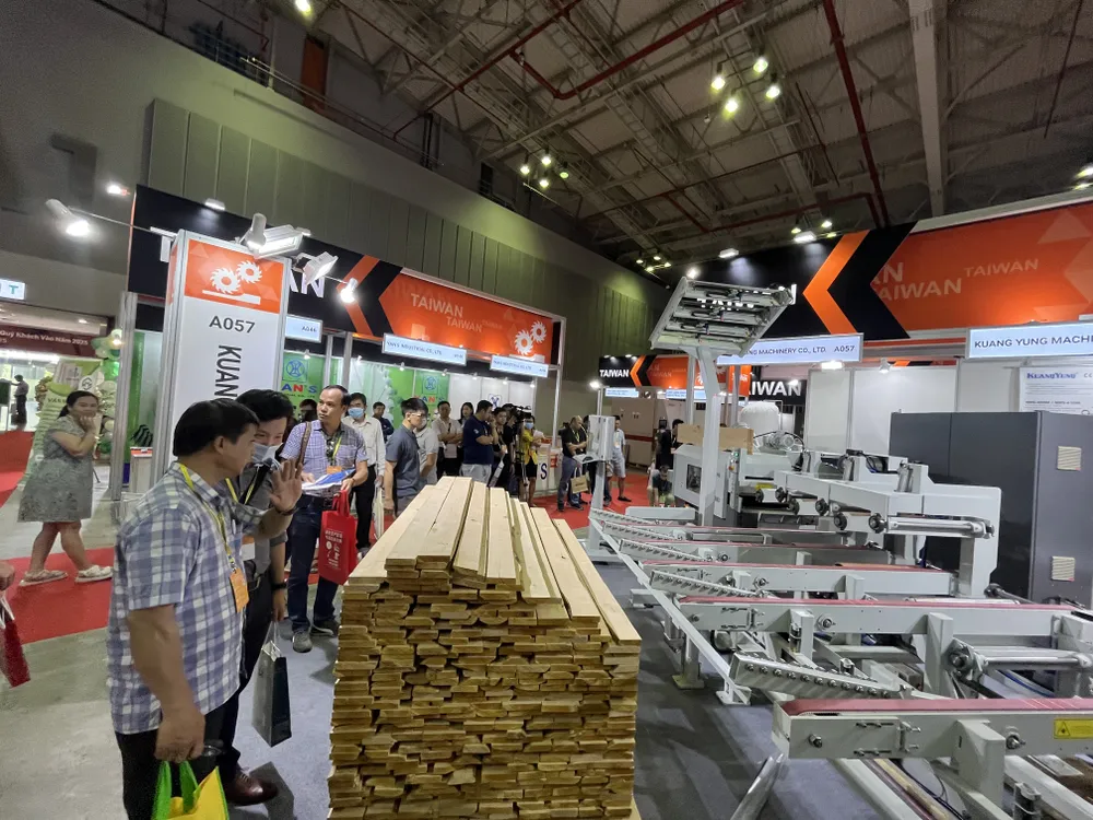 Trong thời gian gần đây, tỷ giá có nhiều biến động khiến cho doanh nghiệp có nhiều hoạt động xuất nhập khẩu tại Việt Nam đương đầu với không ít khó khăn. Ảnh: T.L doanh-nghiep-tpghcm.JPG