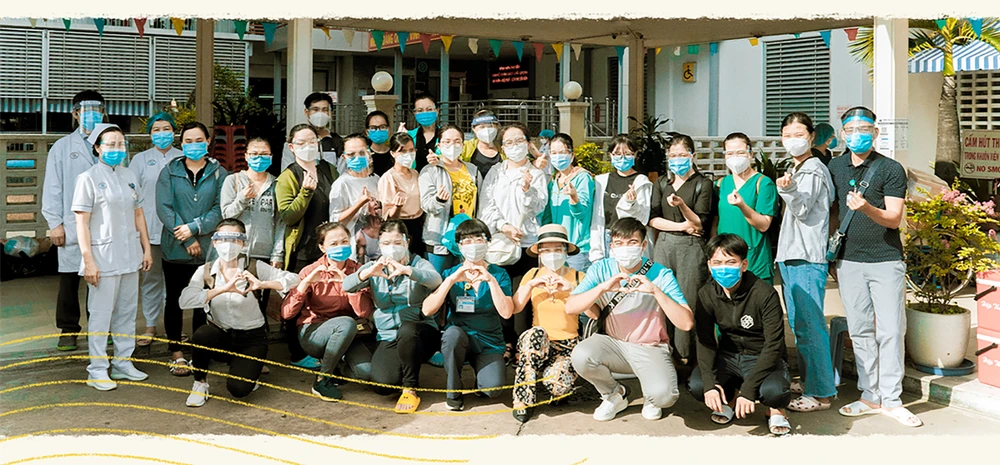 Chuyện Khu điều trị COVID-19: ‘Con ở nhà ngoan, ba mẹ đi bắt ‘con COVID’ rồi về ảnh 27