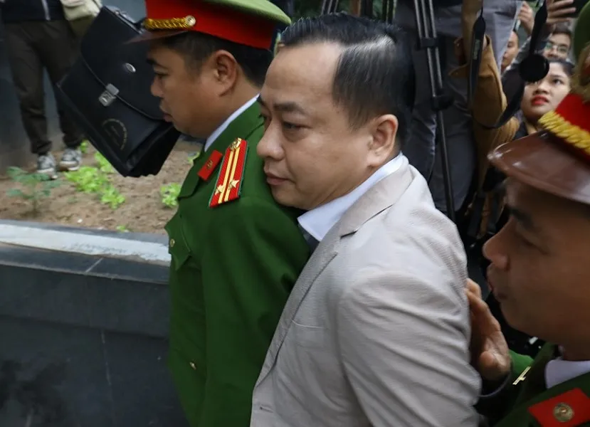 Vũ 'nhôm' cùng cựu chủ tịch TP Đà Nẵng đã tới tòa ảnh 2