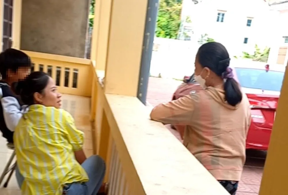 Người thân đang động viên cháu NNT (12 tuổi). Ảnh: ĐẮC LAM Người thân đang động viên cháu NNT (12 tuổi). Ảnh: ĐẮC LAM