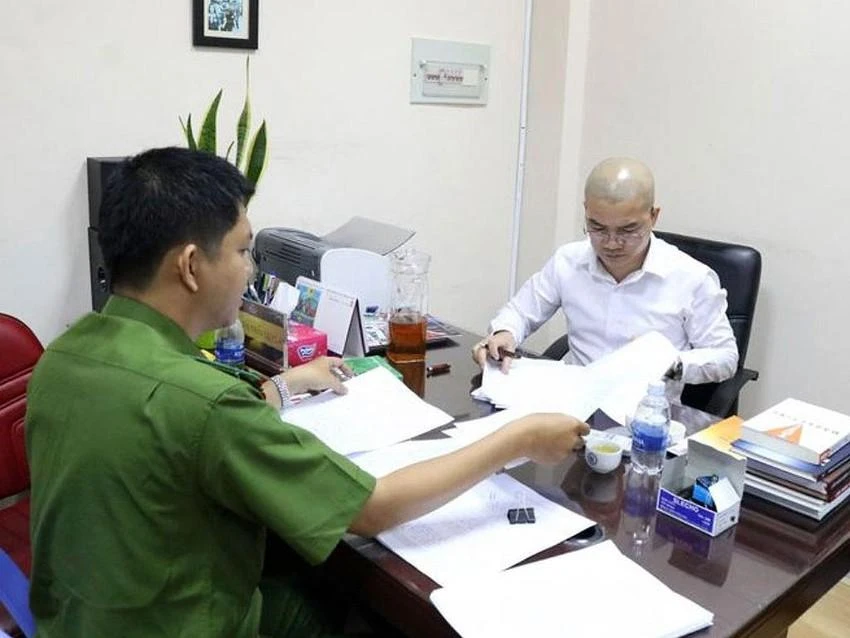 Nguyễn Thái Luyện tại cơ quan công an. Ảnh: CA