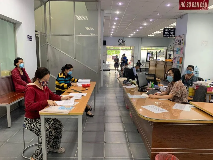 Người dân làm thủ tục công chứng tại phòng công chứng ở TP.HCM. Ảnh: TRÚC PHƯƠNG