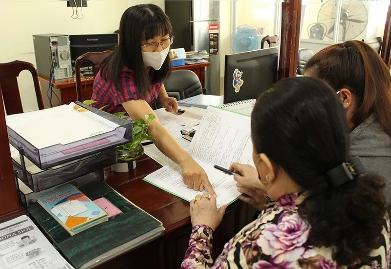 Một công chức đang giải quyết thủ tục cho người dân. Ảnh: NN Một công chức đang giải quyết thủ tục cho người dân. Ảnh: NN