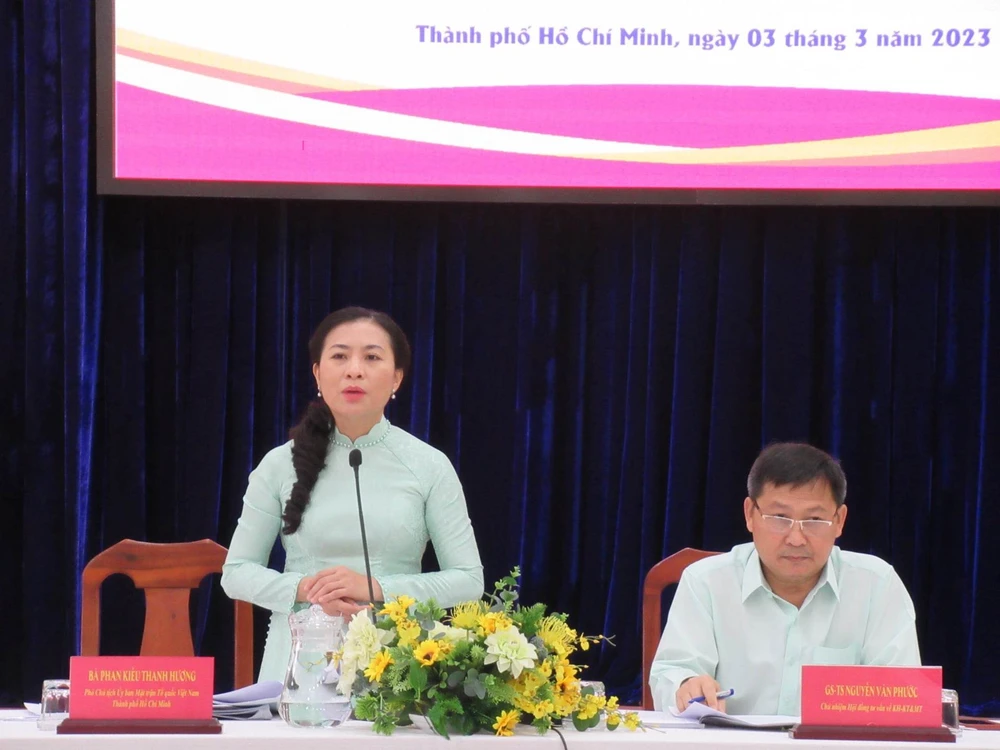 Bà Phan Kiều Thanh Hương (Phó Chủ tịch UBMTTQ VN TP.HCM và GS.TS Nguyễn Văn Phước (Chủ nhiệm Hội đồng Tư vấn về Khoa học – Kỹ thuật và Môi trường) chủ trì hội nghị. Ảnh: YC