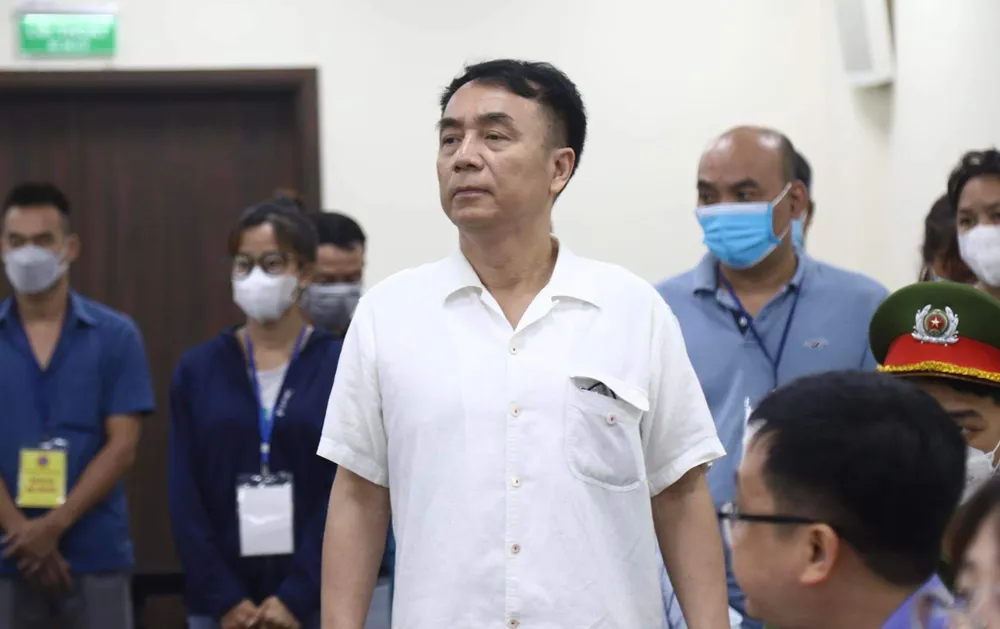 Ông Trần Hùng hầu tòa với cáo buộc nhận hối lộ 300 triệu đồng. Ảnh: CTV