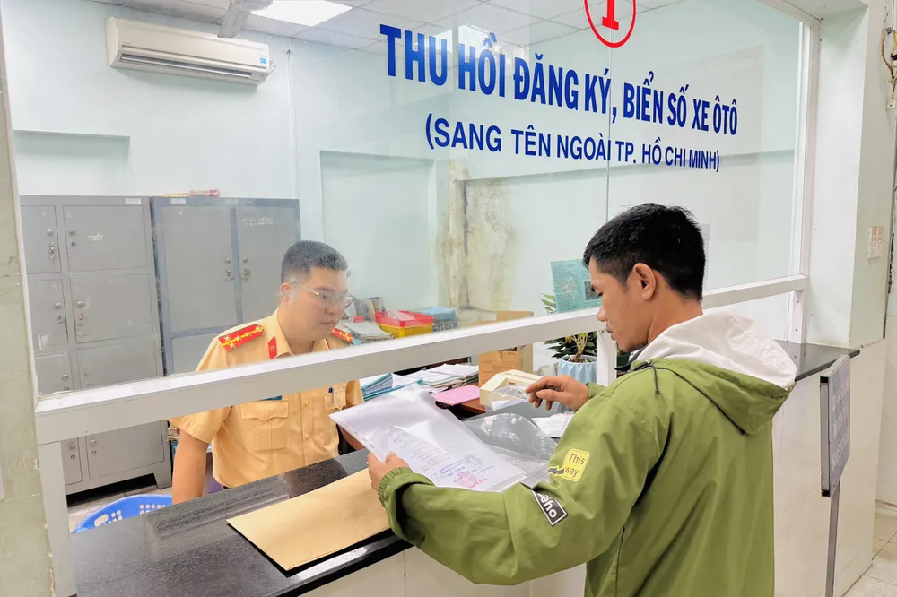 Người dân làm thủ tục đăng ký xe tại Đội Đăng ký, quản lý phương tiện giao thông cơ giới đường bộ TP.HCM. Ảnh: HUỲNH THƠ anh-bai-trang-6-5244-6829.jpg