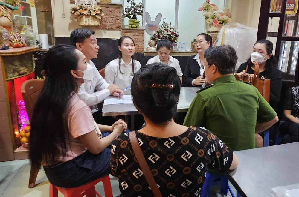 Toà án làm việc tại buổi thẩm định tại chỗ theo yêu cầu phản tố của Hồng Loan. Ảnh: SONG MAI chia-di-san-nsut-vu-linh.jpg