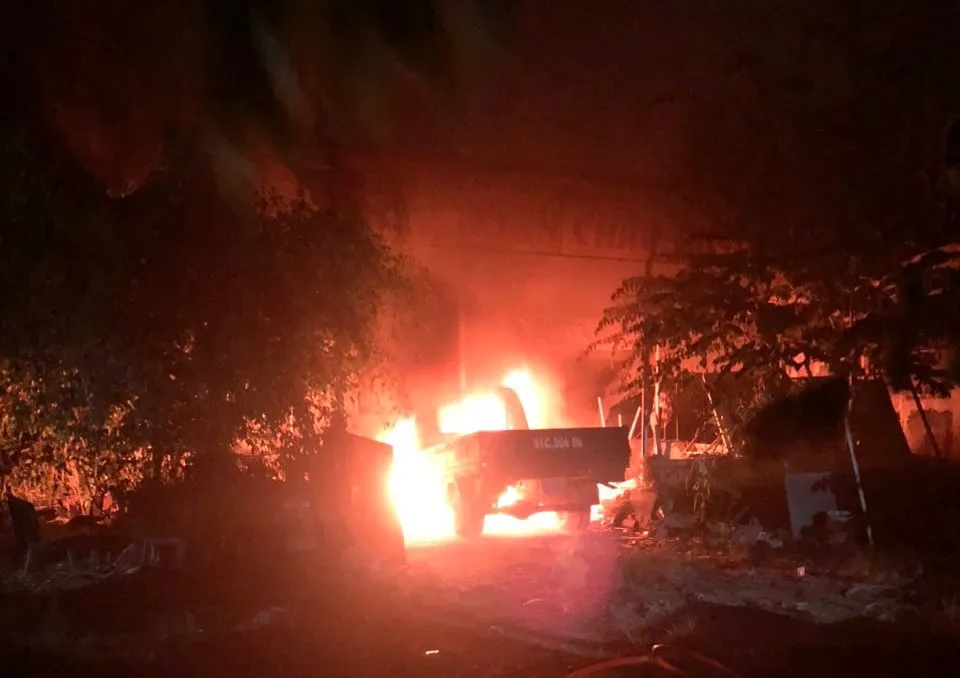 đốt xe ô tô của chủ cơ sở đá hoa cương