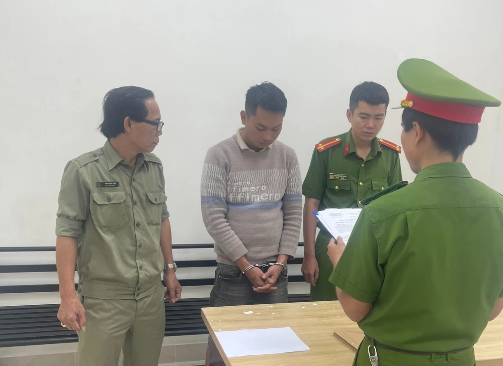 chém đứt lìa bốn ngón tay