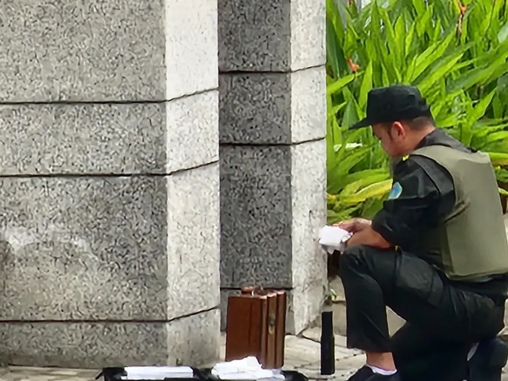 vali lạ trước cổng trường