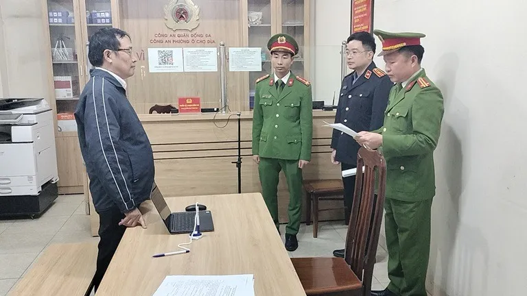 Công an tỉnh Hải Dương thi hành lệnh bắt đối với ông Vũ Hồng Giang. Ảnh: CAHD giám đốc công ty trốn thuế