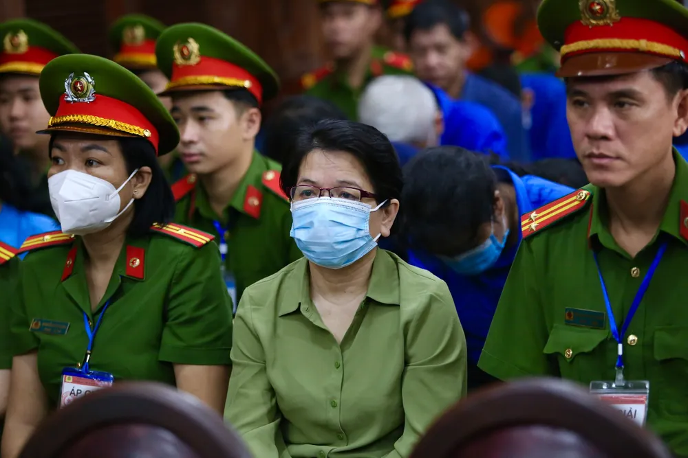 Bị cáo Nguyễn Văn Hưng và bị cáo Đỗ Thị Nhàn đổ lỗi cho nhau tại phiên tòa. Ảnh: HOÀNG GIANG trưởng đoàn thanh tra đỗ thị nhàn