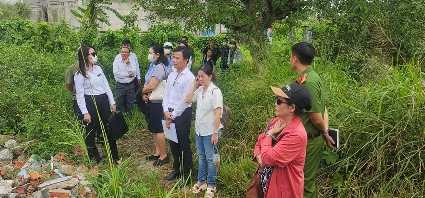 Các bên tham gia buổi xem xét, thẩm định tại hai thửa đất. Ảnh: SONG MAI chia thừa kế NSƯT Vũ Linh
