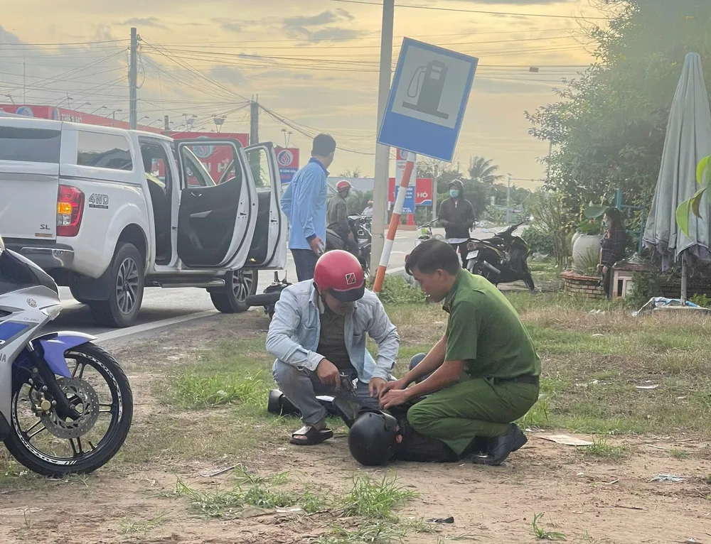 Lực lượng công an đã truy đuổi, bắt giữ hai kẻ cướp giật dây chuyền ngày 5-9. Ảnh: HUỲNH DU toi-pham-vung-giap-ranh.jpg