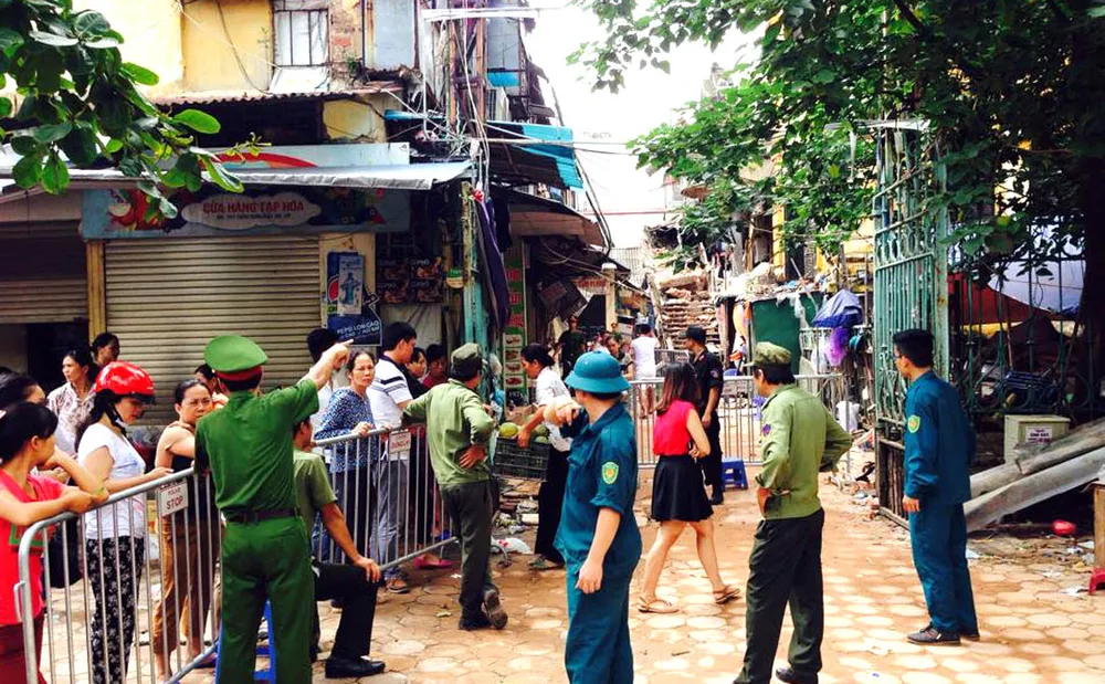 Biệt thự cổ HN sập: người dân lao vào lấy tài sản bất chấp nguy hiểm ảnh 2