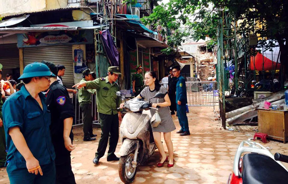 Biệt thự cổ HN sập: người dân lao vào lấy tài sản bất chấp nguy hiểm ảnh 3