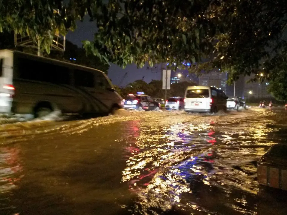 Bão Thần Sét giật cấp 13 áp sát các tỉnh ven biển Bắc Bộ ảnh 2