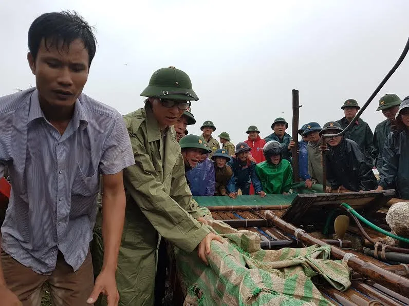 Phó Thủ tướng Vũ Đức Đam xắn quần đẩy thuyền cùng người dân xã Hải Tiến (Tĩnh Gia, Thanh Hóa)