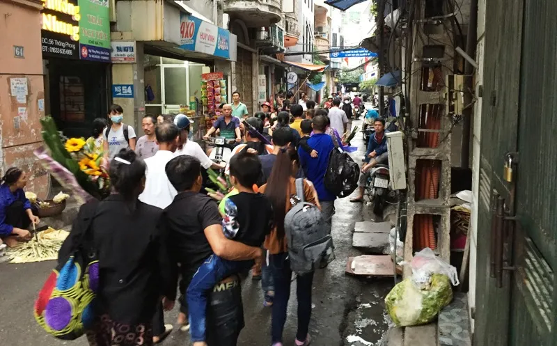 Ác mộng 4 năm bị bắt giữ trong tay cướp biển Somalia ảnh 3 Sau khi làm thủ tục khám lại sức khỏe ba thuyền viên cùng gia đình, người thân quyết định đi xe taxi về ngay trong chiều nay (25-10) trong niềm hạnh phúc. Ảnh: Đ. TRUNG