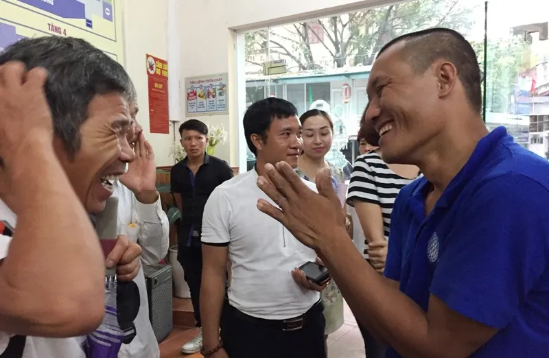 Xúc động ngày trở về sau khi bị cướp biển bắt giữ ảnh 4 Xúc động ngày trở về sau khi bị cướp biển bắt giữ ảnh 4