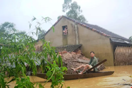 Người dân ở xã Phương Mỹ (huyện Hương Khê, Hà Tĩnh) chạy lũ. Ảnh: Đ. LAM