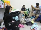 Bỏ phiếu kín tìm kẻ gian phá hoại quất của nông dân ảnh 5 Làm bốc vác lấy tiền cho trẻ vùng cao