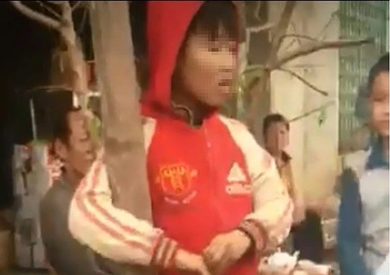 Mời người chú làm rõ việc quấn xích lên cổ cháu bé ảnh 2