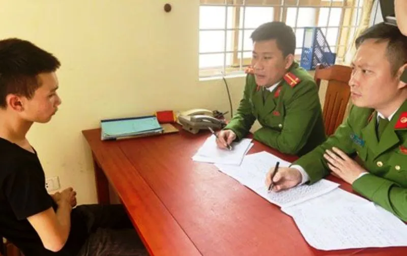 Bắt nhóm cướp dùng dao, kiếm cướp nữ trang công nhân ảnh 2 Bắt nhóm cướp dùng dao, kiếm cướp nữ trang công nhân ảnh 2