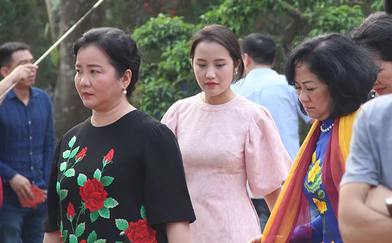 Ngắm những bóng hồng trong tà áo dài trước giờ khai ấn ảnh 2