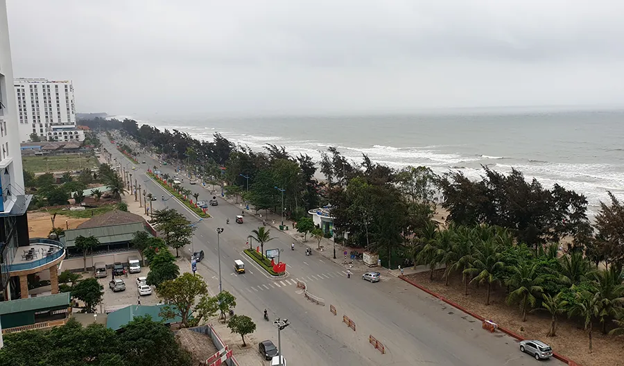 Vạn người chen chân trong đêm khai hội Sầm Sơn ảnh 9 Vạn người chen chân trong đêm khai hội Sầm Sơn ảnh 9