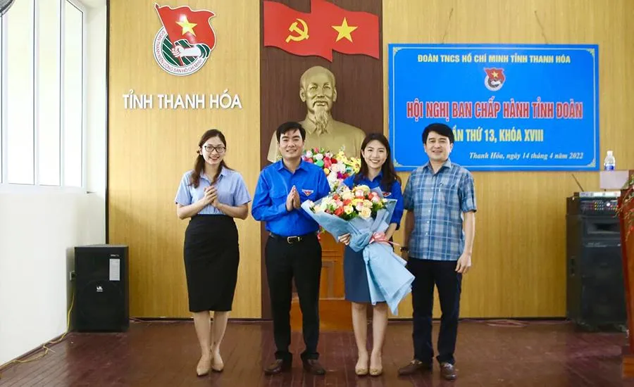 Lãnh đạo Tỉnh đoàn Thanh Hóa tặng hoa chúc mừng bà Lê Ngọc Ánh được bầu giữ chức Phó Bí thư Tỉnh đoàn Thanh Hóa nhiệm kỳ 2017-2022.