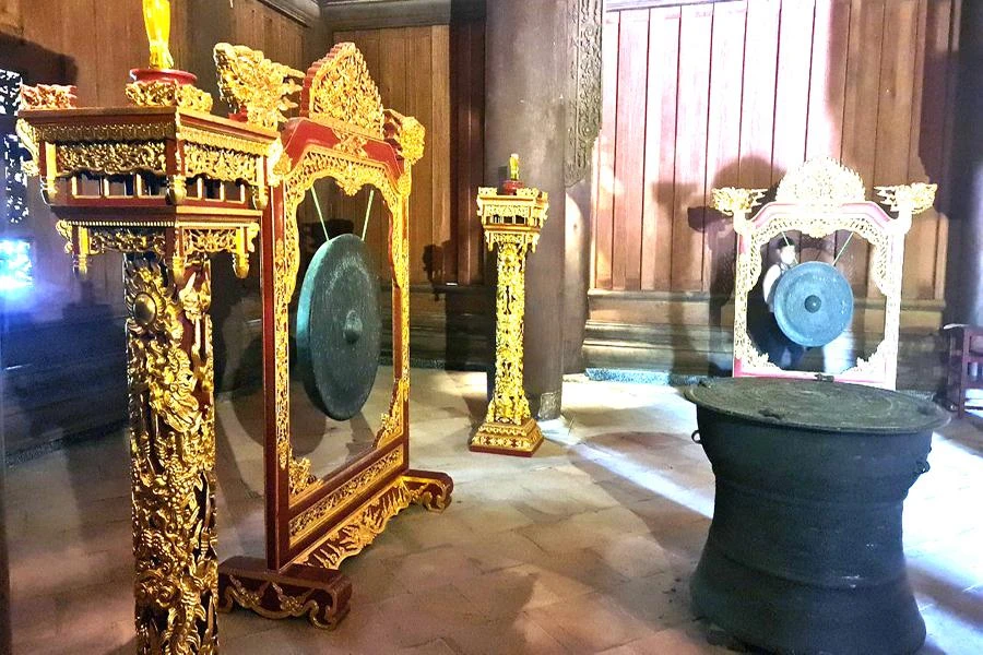 Trải qua hàng trăm năm, những công trình kiến trúc Hậu Lê ở Lam Kinh gần như chỉ còn lại phế tích là những nền móng, lăng mộ. Tuy nhiên, đến nay nhiều hạng mục di tích đã được nghiên cứu, bảo tồn nguyên trạng qua bàn tay tài hoa nghệ nhân xứ Thanh và nơi đây trở thành điểm đến của du khách thập phương. Ảnh: ĐẶNG TRUNG