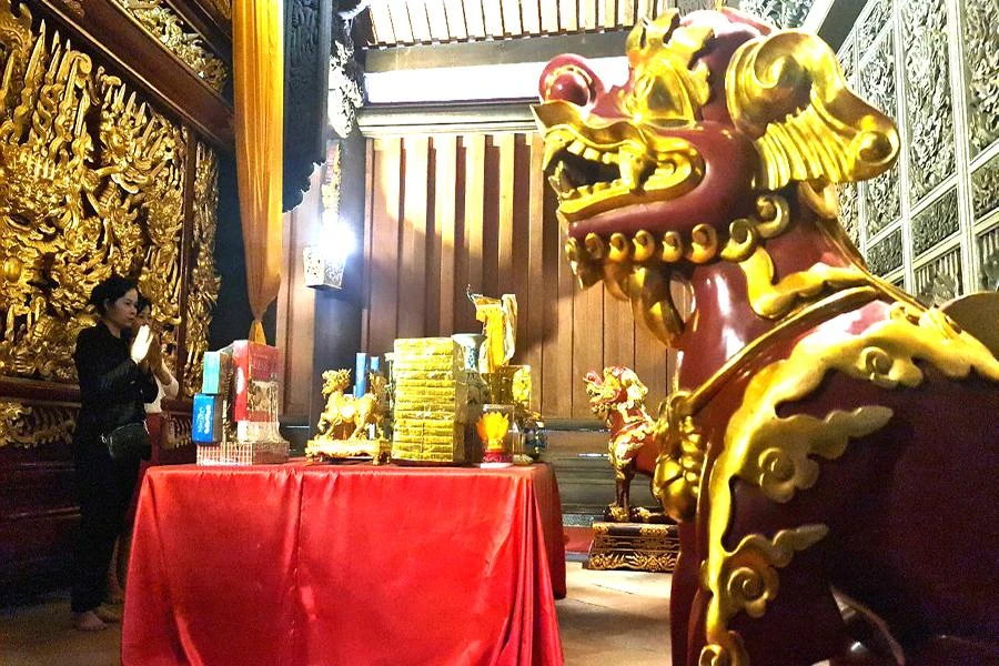 Sau khi Chính điện mở cửa trở lại vào tháng 4-2022 đã trở thành một điểm đến của du khách thập phương sau nhiều năm mòn mỏi chờ đợi. Ảnh: ĐẶNG TRUNG