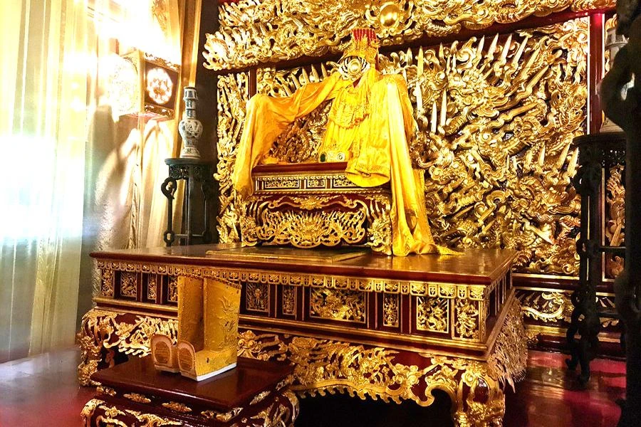 Vẻ đẹp tráng lệ, quyền thế, tôn nghiêm nơi vị trí ngồi của vua khiến cho nhiều du khách ngỡ ngàng bởi nhìn đâu cũng toàn là đồ vật được dát vàng. Ảnh: ĐẶNG TRUNG