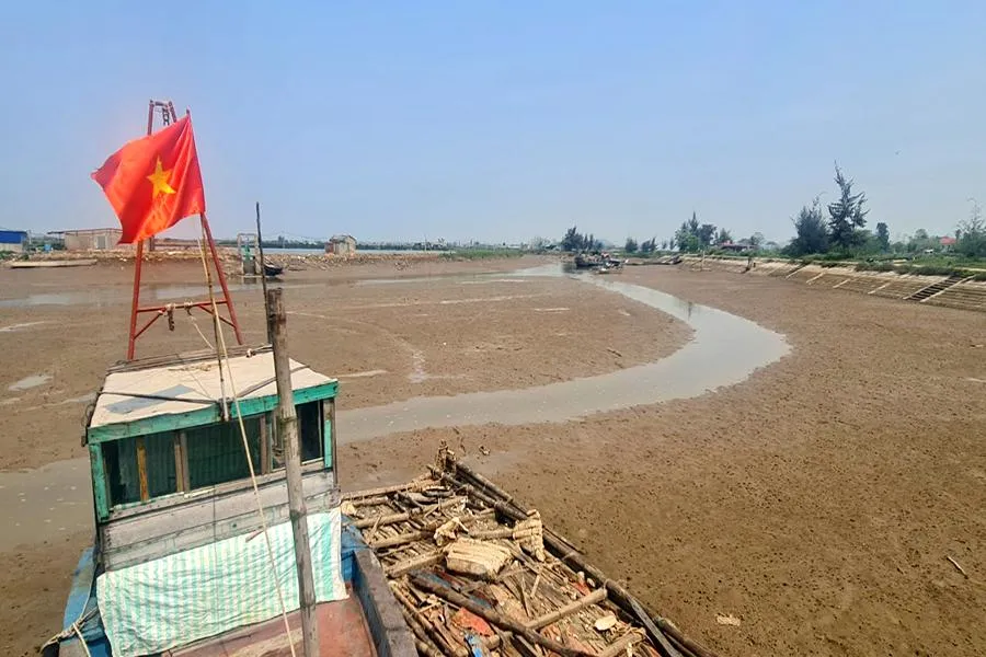 Cảng cá bị bồi lắng khiến cho tầu thuyền lớn không thể ra vào. Ảnh: ĐẶNG TRUNG