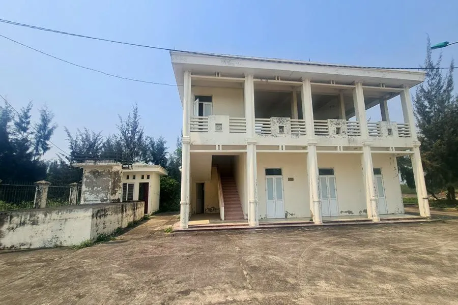 Khu nhà điều hành vắng bóng người nhiều năm đã xuống cấp. Ảnh: ĐẶNG TRUNG
