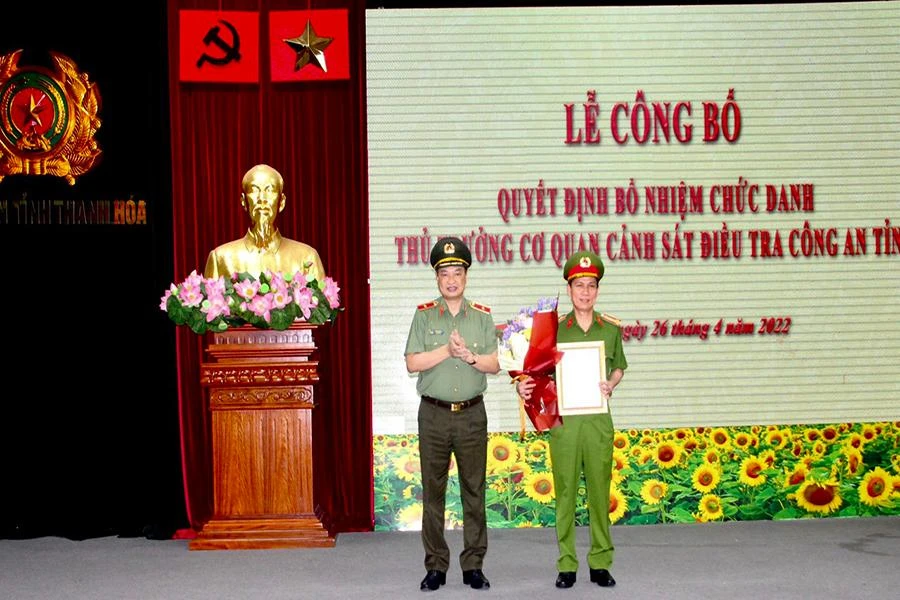 Thiếu tướng Trần Phú Hà trao quyết định bổ nhiệm Thủ trưởng Cơ quan CSĐT-Công an tỉnh Thanh Hóa cho Đại tá Dương Văn Tiến, Phó Giám đốc Công an tỉnh. Ảnh: HÀ PHƯƠNG