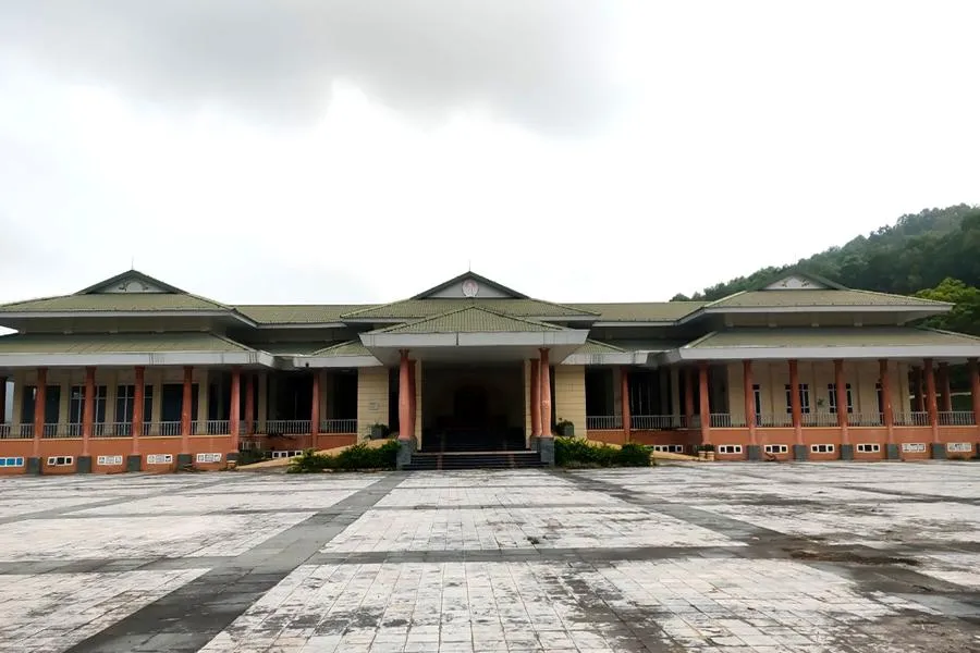 Kể từ năm 2014 đưa vào sử dụng thì có tới 3 năm bỏ hoang, xuống cấp, Trung tâm hội nghị Hàm Rồng TP Thanh Hóa khiến nhiều người cảm thấy xót xa, tiếc nuối công trình 160 tỉ đã sử dụng không phát huy được hiệu quả như mục tiêu ban đầu hướng đến. Ảnh: ĐẶNG TRUNG