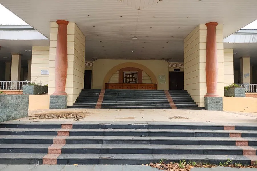 Cửa chính Trung tâm hội nghị Hàm Rồng mọc cỏ, gạch ốp bị vỡ, xuống cấp. Ảnh: ĐẶNG TRUNG