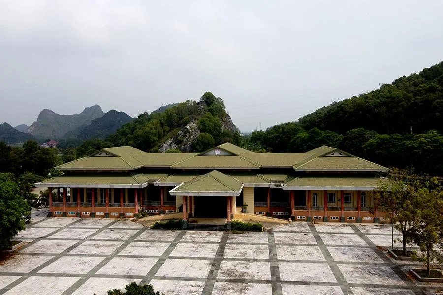 Trung tâm hội nghị Hàm Rồng (TP Thanh Hóa) được đầu tư 160 tỉ đồng từ nguồn vốn vay của Ngân hàng phát triển châu Á (ADB) và vốn đối ứng từ ngân sách trung ương. Công trình này được khởi công vào tháng 6-2013 và đưa vào sử dụng năm 2014. Ảnh: ĐẶNG TRUNG