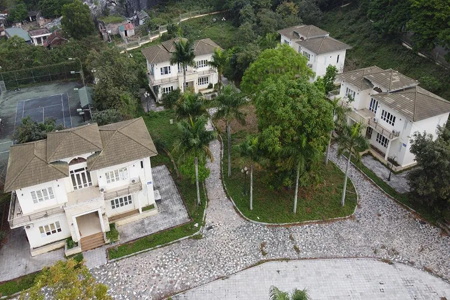 Những căn biệt thự nghỉ dưỡng phía sau trung tâm hội nghị được thiết kế khá đẹp nhưng đến nay đã không còn được sử dụng. Ảnh: ĐẶNG TRUNG