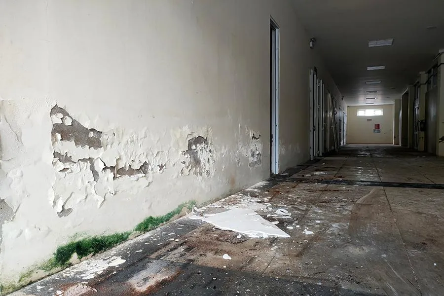 Bên trong Trung tâm hội nghị Hàm Rồng là hình ảnh sơn tường bị bong tróc, trần nhà thủng, nhiều hạng mục đã xuống cấp.Ảnh: ĐẶNG TRUNG